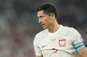 波兰主帅：我会在国家队下次集训前解决队长问题，球迷们支持莱万